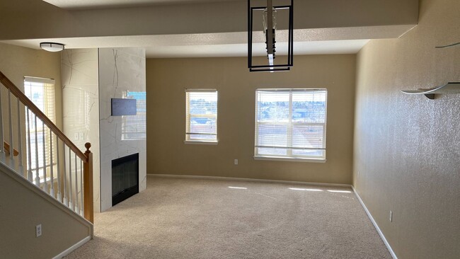 Building Photo - Large 2 Bedroom 2 Bath Townhome in Sterlin...