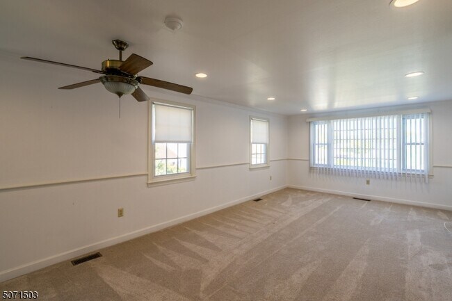 Foto del edificio - 11 Village Mall