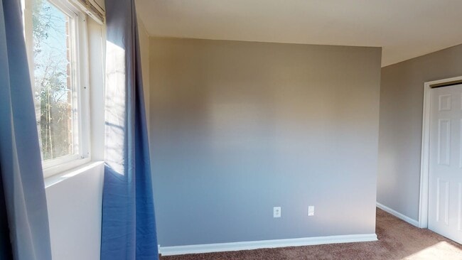 Building Photo - Queen room in 5-bed/2.0-bath Home