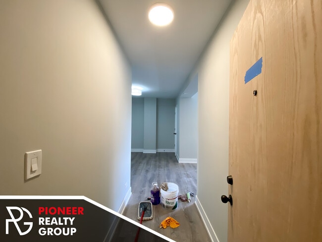 Building Photo - 515 W Belmont Ave