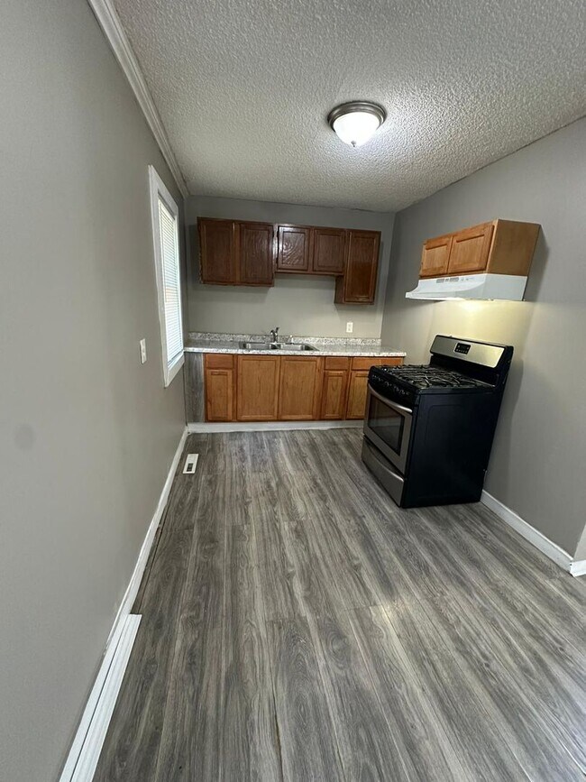 Building Photo - 3 bedroom 1 bath