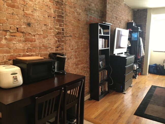 Building Photo - Large Studio South Slope Near Train