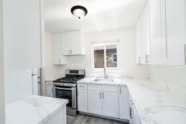 Foto del edificio - Huge Freshly Renovated 1 Bedroom in Linda Vista | Rare Spacious Layout