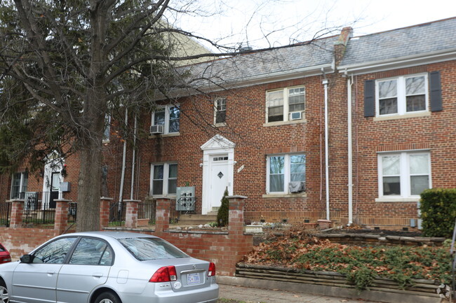 Building Photo - 1822 C St SE