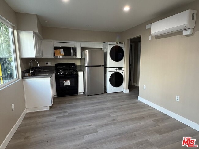 Building Photo - 3568 S Budlong Ave