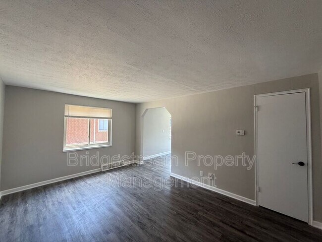 Foto del edificio - 1233 Lytle Ln