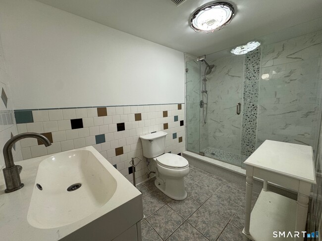 Building Photo - 547 Laurel St