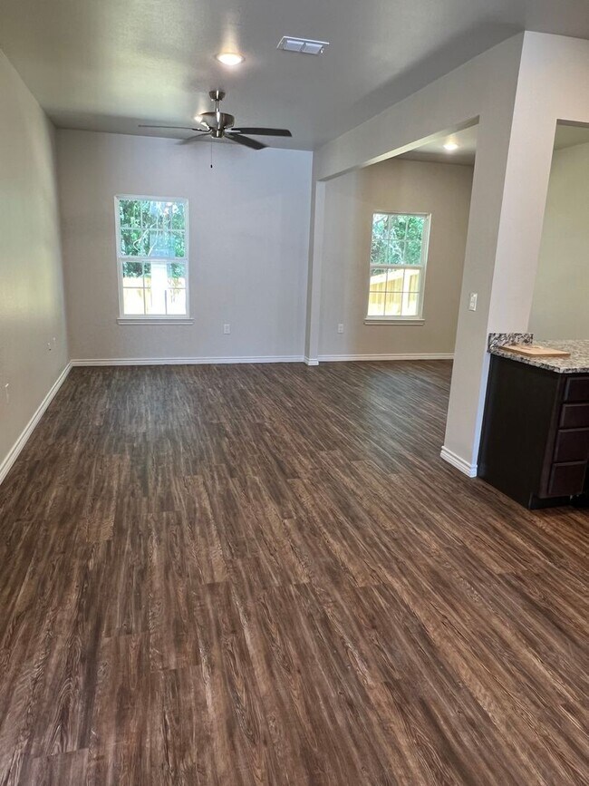 Foto del edificio - 127/129 Village North Circle