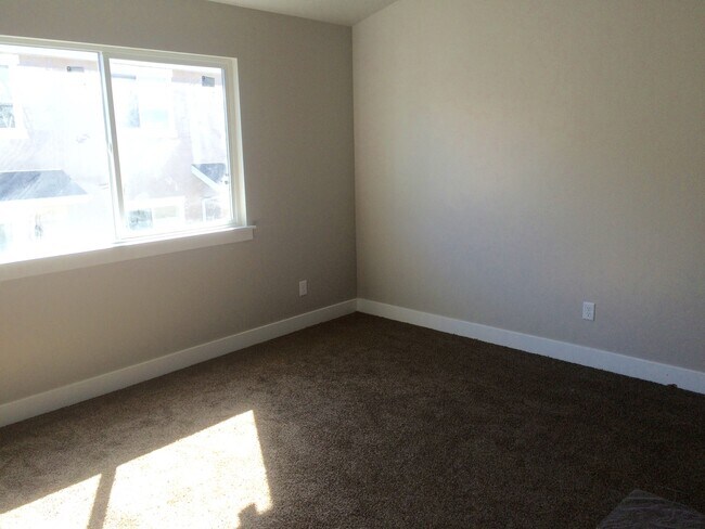 Building Photo - 4 Bedroom Townhome in Herriman!