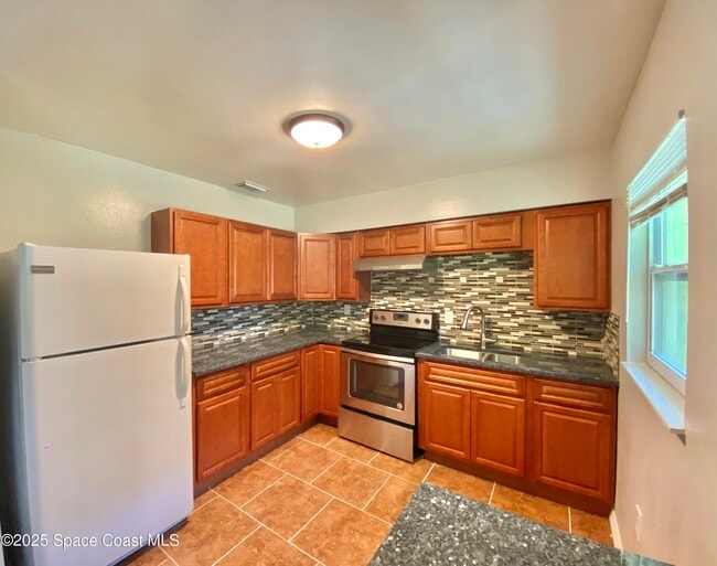 Building Photo - 555 Kings Way