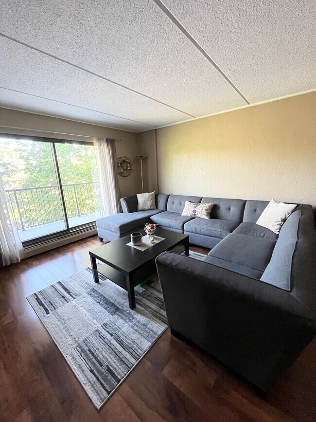 Foto del edificio - 10401 Cedar Lake Rd