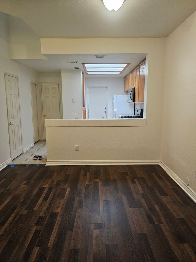 Foto del edificio - Gated Community~$2,595~ 2 Bed/2.5 Bath End Unit Townhome.