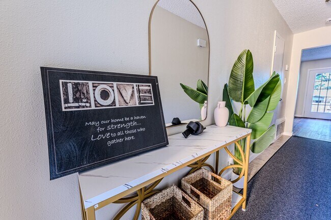 Foto del edificio - 6915 Forest Meadow St