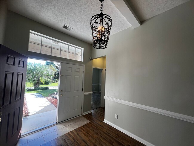 Foto del edificio - 404 Blackberry Ln