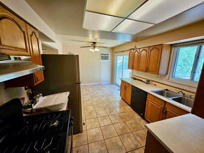 Building Photo - Charming 4 Bedroom Bi-Level Home in Securi...