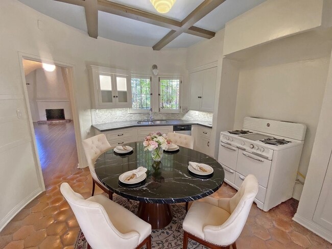 Building Photo - 1150 N Curson Ave