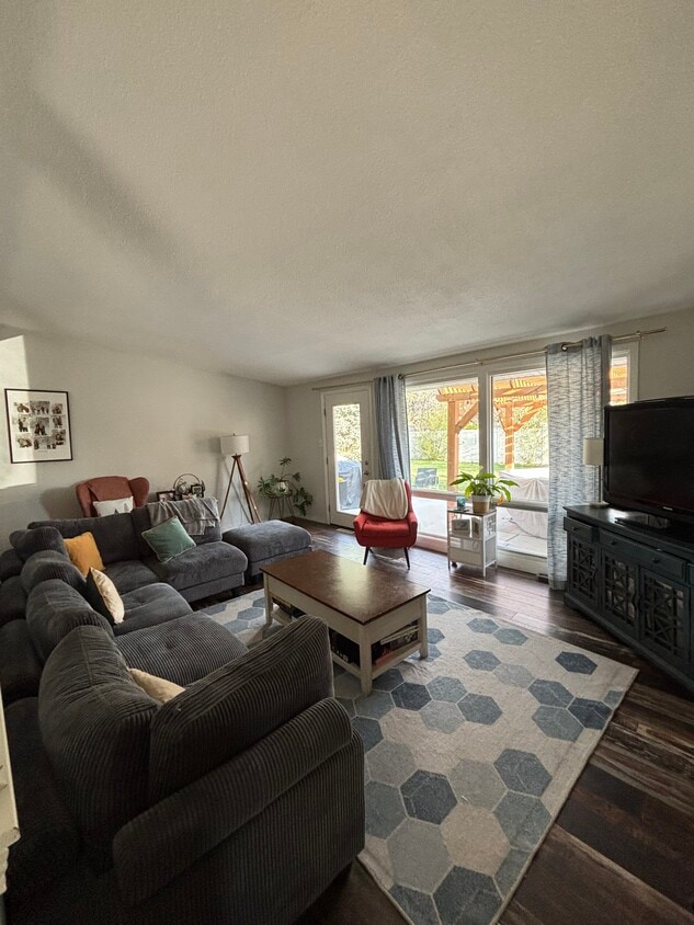Primary Photo - 913 Buena Dr