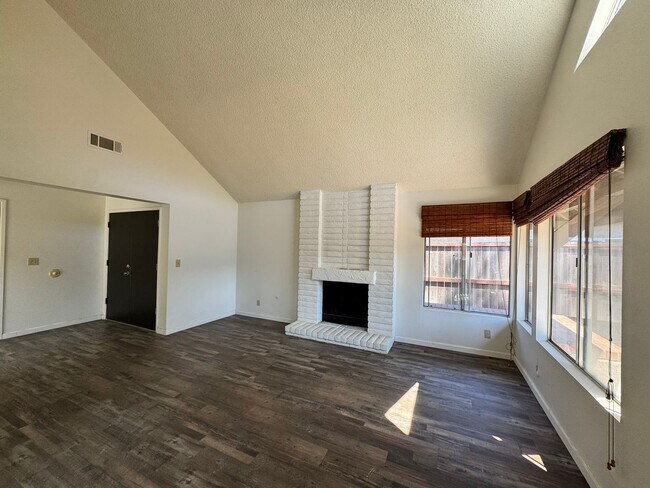 Foto del edificio - Spacious Home on Cul-de-sac by Laguna Lake...