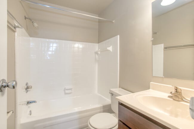Full Bathroom - Richmond Hills Apartments