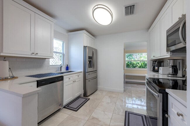 Building Photo - 423 Flamingo Dr