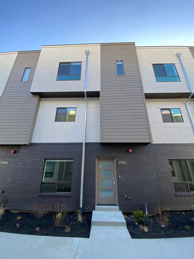 Foto del edificio - 6996 S Brookhill Dr