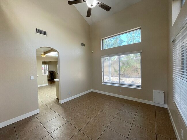 Foto del edificio - To schedule a viewing, call Wally Fellman ...