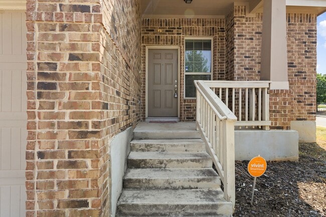 Building Photo - Charming Home Awaits: Spacious & Modern Li...