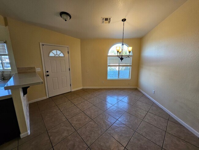 Building Photo - 3 Bedroom Home Located in Bullhead City