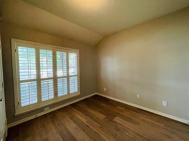 Foto del edificio - 5621 Flowerwood Ln