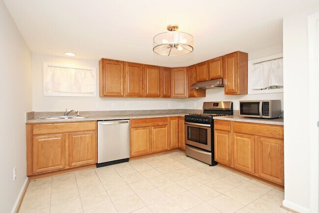 Building Photo - Spacious Basement Apartment With Utilities...