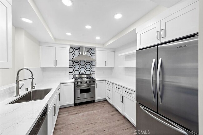 Foto del edificio - 411 Goldenrod Ave