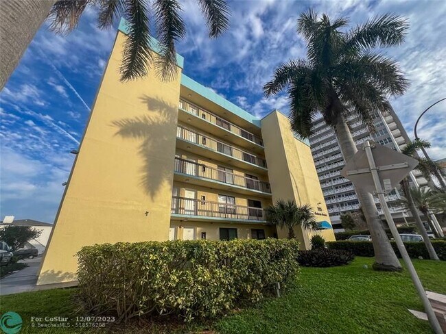 Foto del edificio - 3215 N Ocean Dr