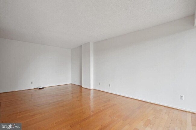 Building Photo - 2311 Pimmit Dr