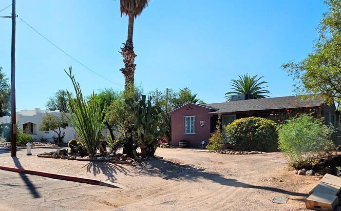 Primary Photo - A charming 3-bedroom, 2-bathroom house in ...