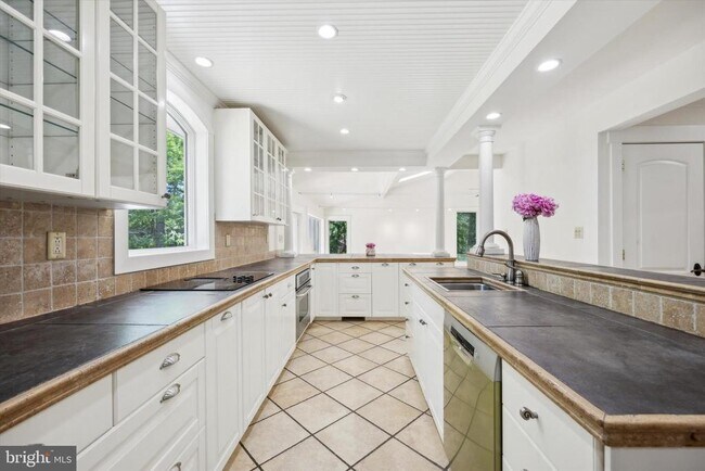 Foto del edificio - 832 Meadowview Rd