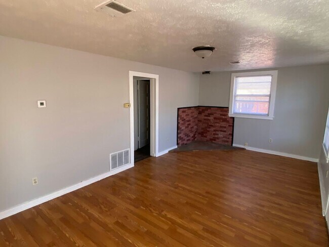 Foto del edificio - 1 Bed, Bonus Room, 2 Bath Single Family Home