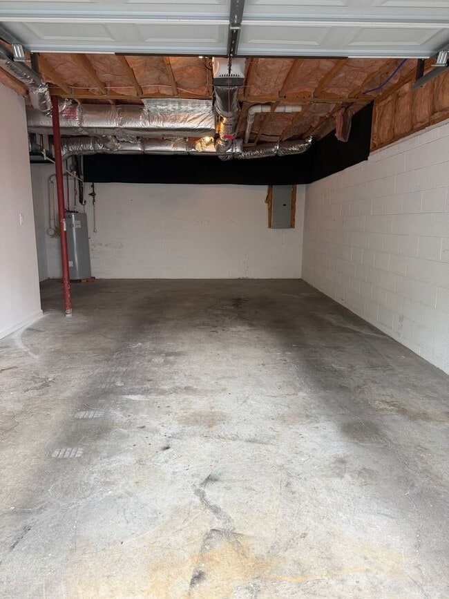 Building Photo - Spacious 2-Bedroom Townhouse with Garage