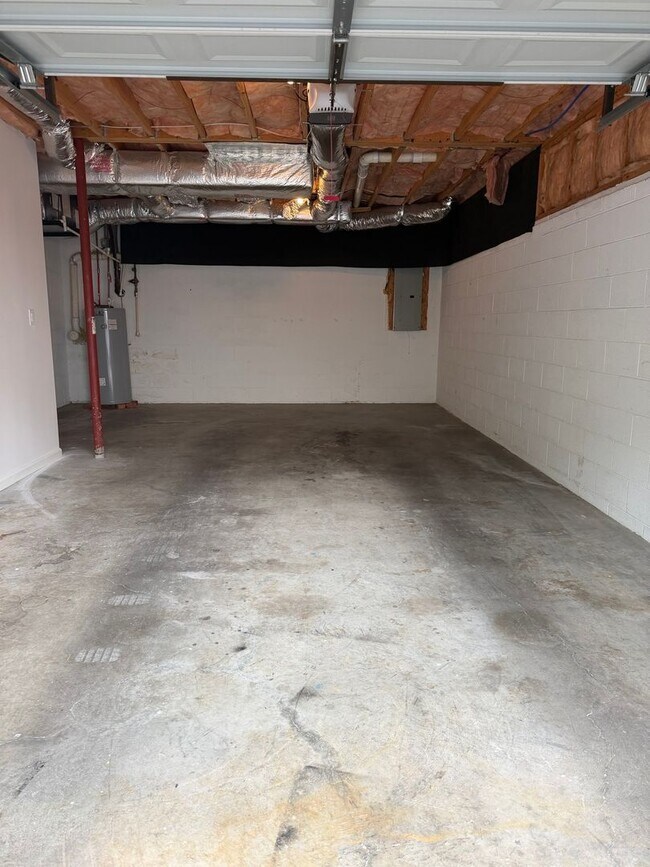 Foto del edificio - Spacious 2-Bedroom Townhouse with Garage