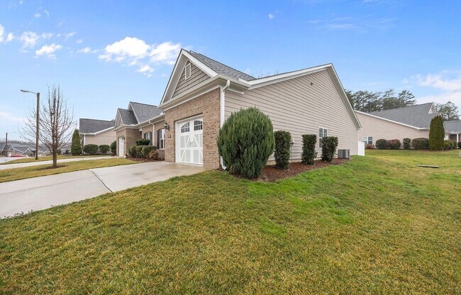 Building Photo - Like New Garden View Townhome in Graham