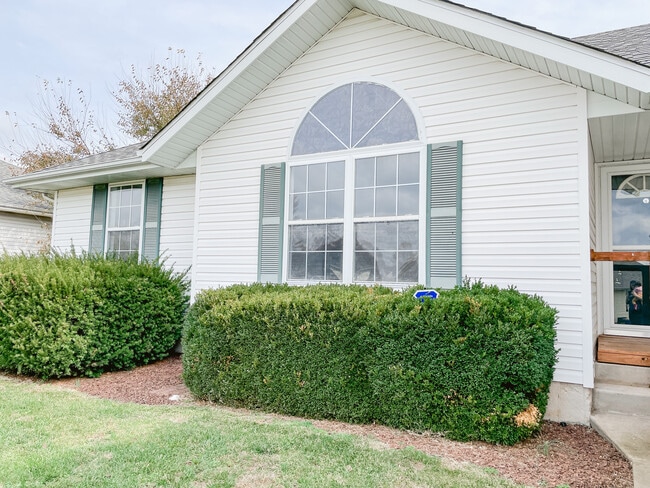 Front - 704 N Cottonwood Ave