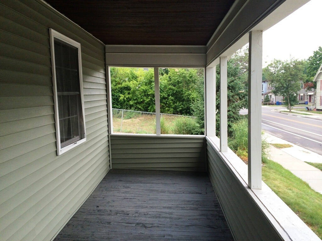 Foto principal - 642 Lake Michigan Dr NW