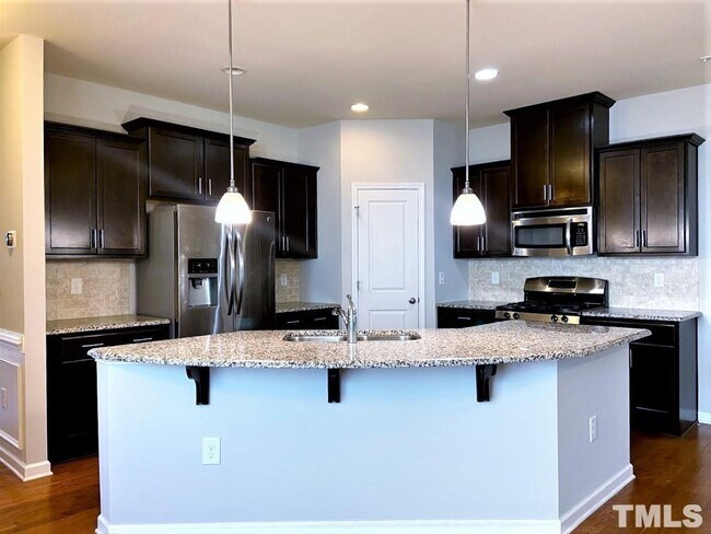 Foto del edificio - End Unit 3 Bedroom Townhome Morrisville RD...