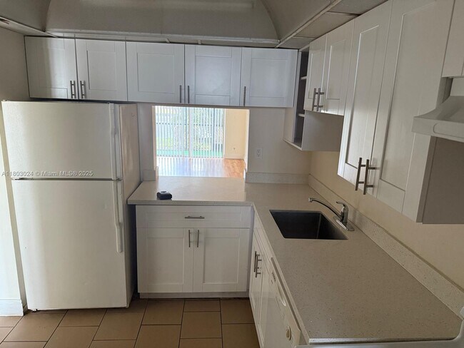 Foto del edificio - 7960 N Colony Cir