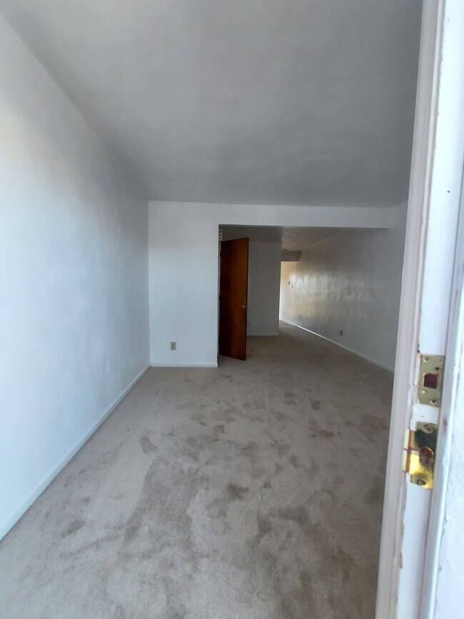 Building Photo - 2030 Elmhurst Ln