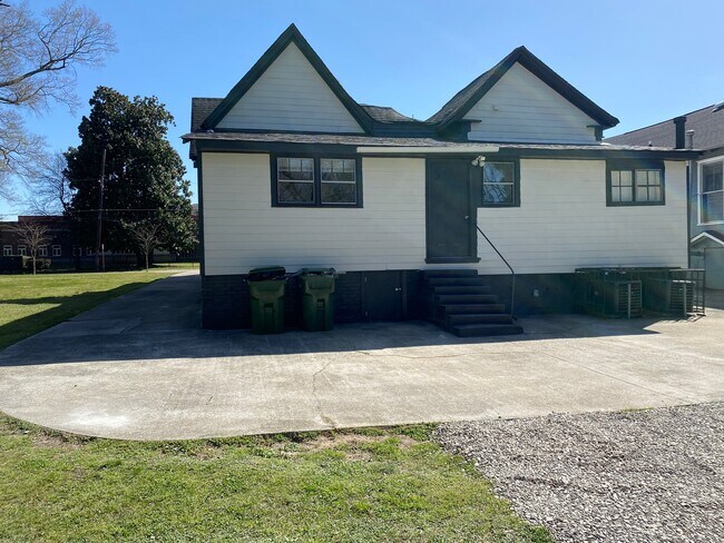 Building Photo - 1113 Avon Ave SW