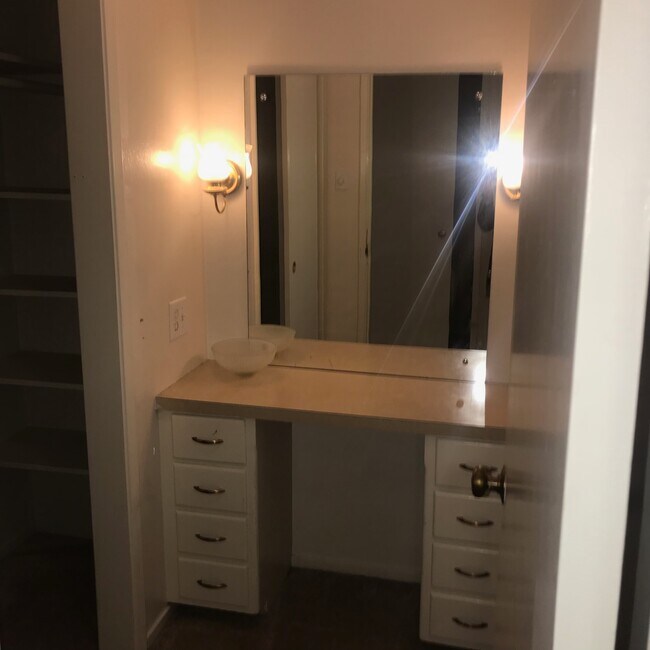 Vanity/Walk-in closet - 385 Oak Grove Ave