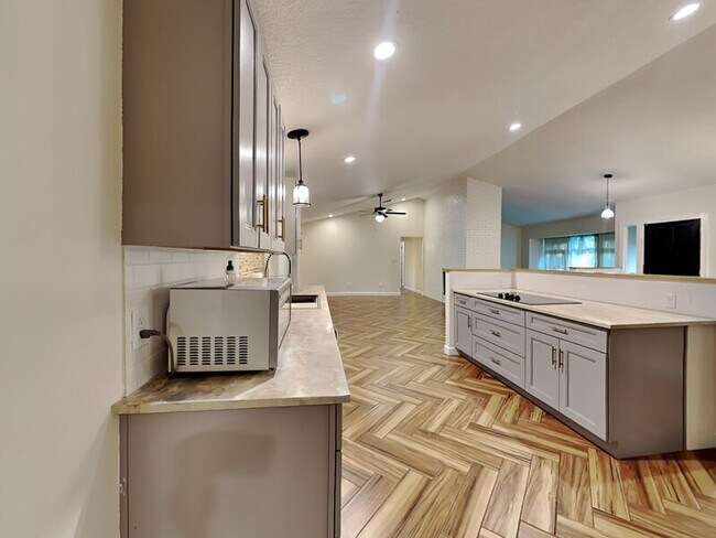 Building Photo - 338 W Hornbeam Dr