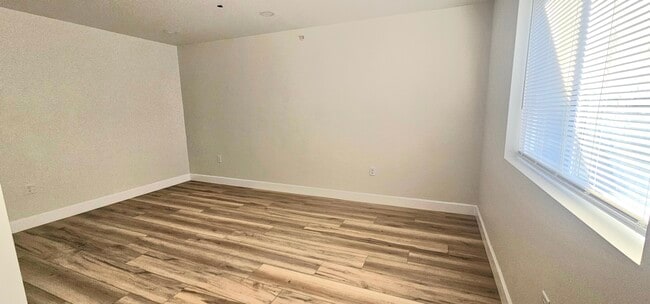 Building Photo - 44 Warner St