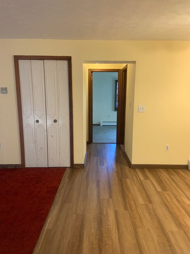 Foto del edificio - 1166 Middle Tpke W