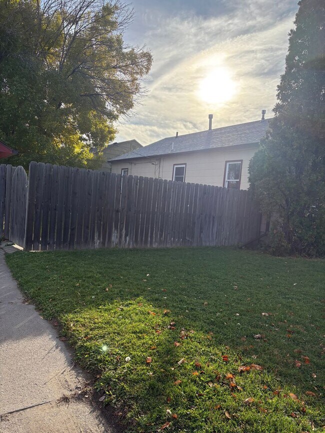 Foto del edificio - Centrally located 2 bed 1 bath upper level...